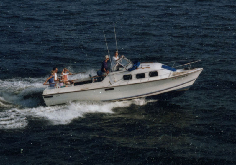 boat cruising in the chesapeake bay
