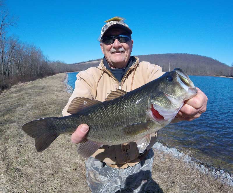 Finding & Catching BIG LARGEMOUTH BASS with the #13 Rapala Minnow