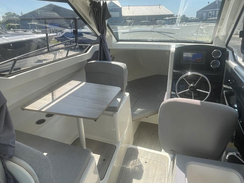 cabin in the bayliner t23