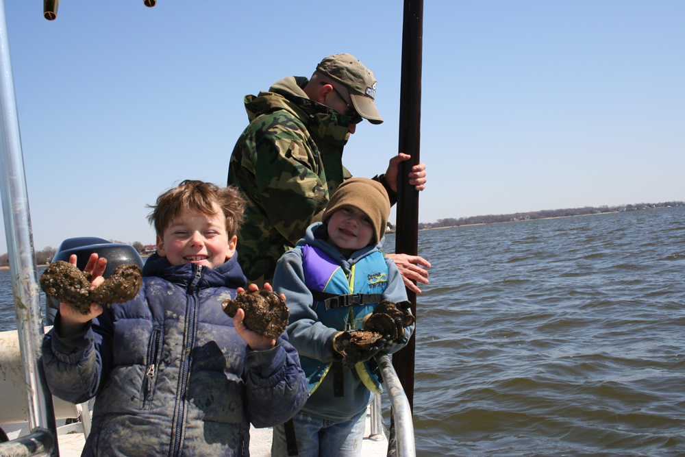 recreational oyster tonging in chesapeake bay