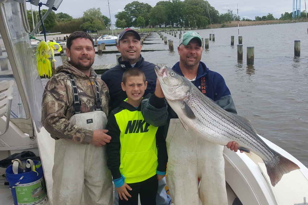 Light Tackle Kayak Jigging the Chesapeake Bay: A Guide to Gear, Location and Jigging Presentations for Striped Bass [Book]